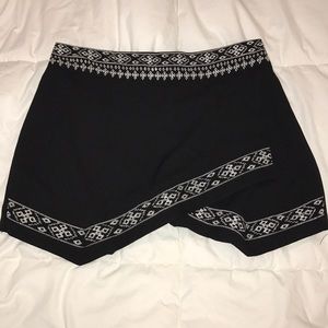 Kendall & Kylie black patterned scort